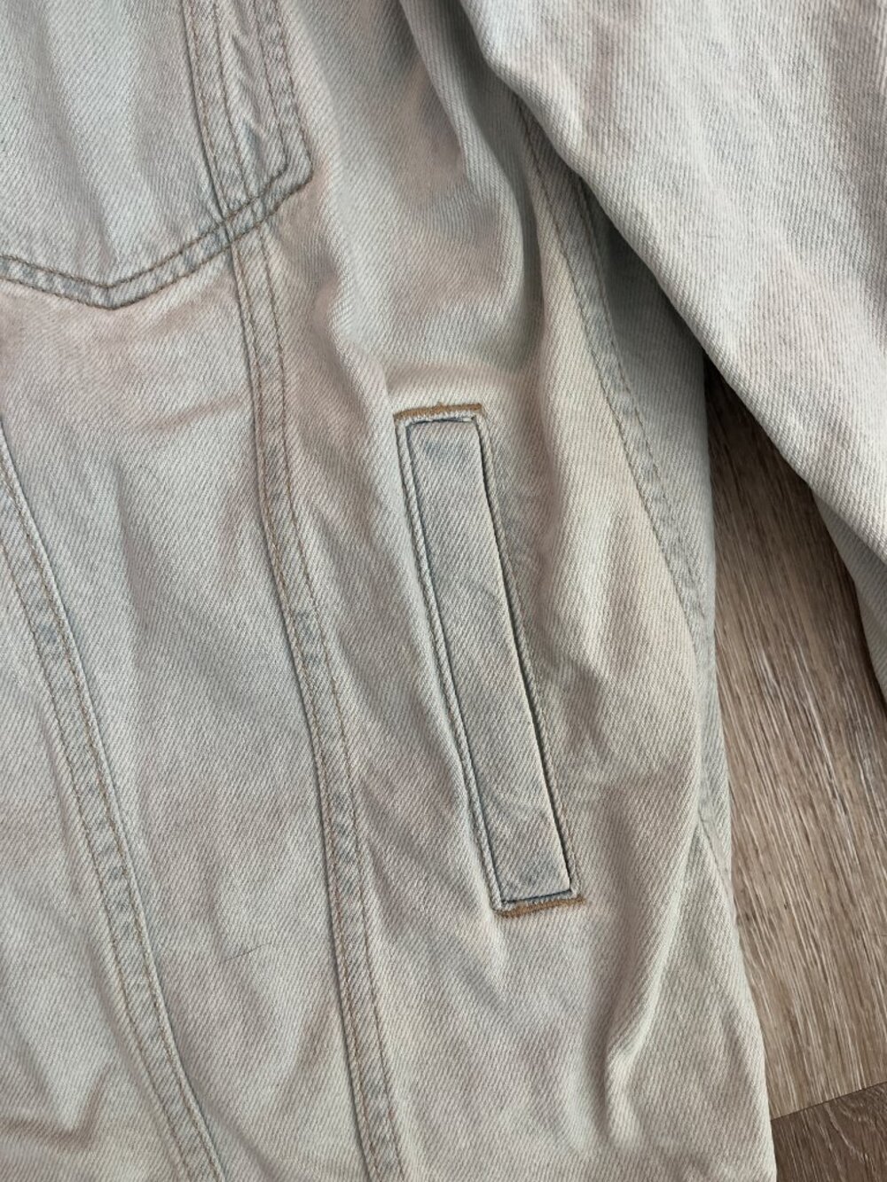 Oversized Fall Light Wash Blue Denim Jacket with Pockets!! - Picture 6 of 7